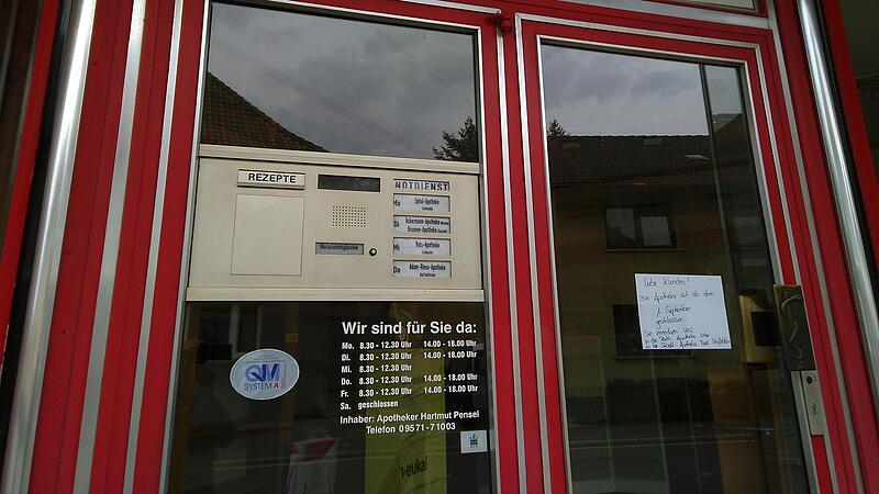 Ein handgeschriebener Zettel an der Eingangstür der Schloss-Apotheke in Schney macht Kunden auf die Schließung aufmerksam. Ein handgeschriebener Zettel an der Eingangstür der Schloss-Apotheke in Schney macht Kunden auf die Schließung aufmerksam.