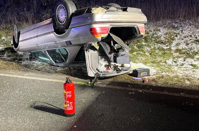 Trotz des schweren Schadens am Fahrzeug wurden die Insassen nur leicht verletzt.