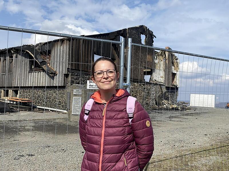 Sabrina Matuschka schaut sich die abgebrannte Hütte an, um Abschied zu nehmen. Sabrina Matuschka schaut sich die abgebrannte Hütte an, um Abschied zu nehmen.