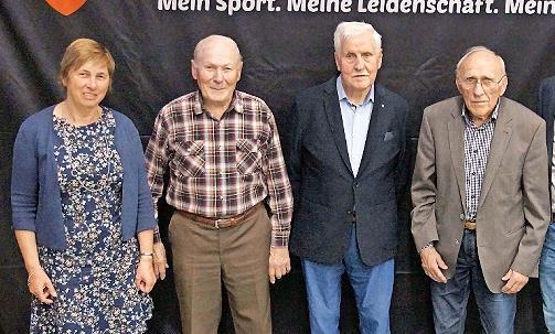 Langjährige treue Vereinsmitglieder: von links Ute Seemann (50 Jahre), Helmut Kuhn, Artur Dellert und Erich Greubel (alle 75 Jahre) Langjährige treue Vereinsmitglieder: von links Ute Seemann (50 Jahre), Helmut Kuhn, Artur Dellert und Erich Greubel (alle 75 Jahre)