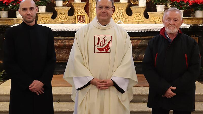 Der neue Mesner Daniel Herppich (l.) wurde von Pfarrer Pater Ludwig Mazur in der Basilika G&ouml;&szlig;weinstein vorgestellt. Zugleich wurde der Friedhofsw&auml;rter Hans B&uuml;ttner (r.) verabschiedet.Forchheim & Fr&auml;nkische Schweiz