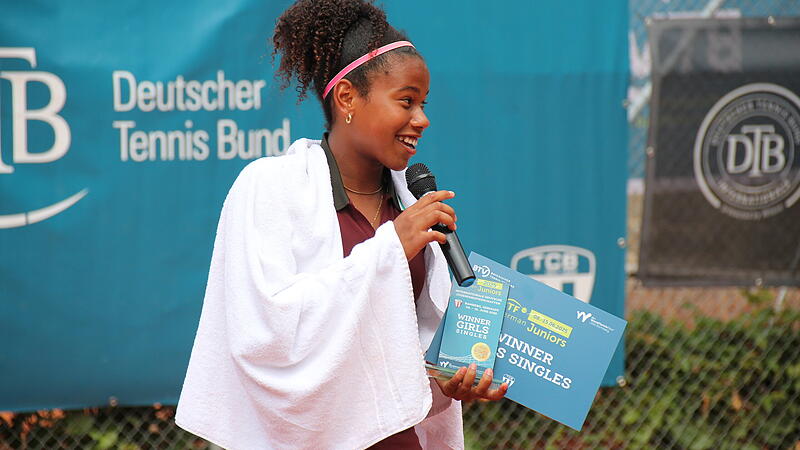 Die Brasilianerin Victoria Luiza Barros (15) bei der Siegerehrung der ITF German Juniors. In diesem Jahr konnte sie den ersten Platz gewinnen. Im vergangenen Jahr musste sie sich noch mit dem zweiten zufriedengeben.
