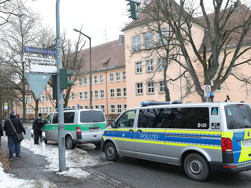 Sch&uuml;ler mit Waffe gemeldet - Polizei an N&uuml;rnberger Schule