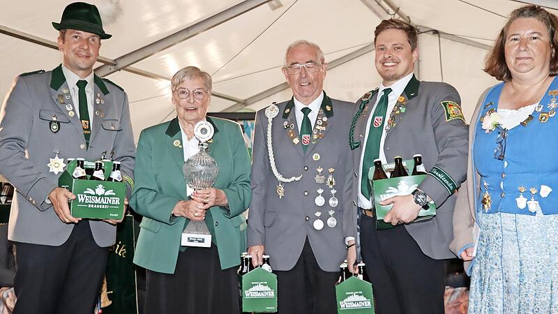 Weismains Bürgermeister und Zweiter Schützenmeister Michael Zapf, Stadtmeister Michael Bleyer und Schützenmeisterin Tina Lauterbach (von links).