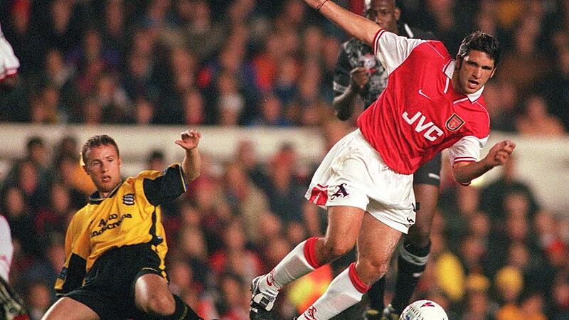 Aus der fünften Liga in Deutschland ins englische Oberhaus: 1997 wechselte Alberto Mendez vom SC Feucht zum FC Arsenal, spielte in der Premier League und traf in der Champions League. Der ganz große Durchbruch blieb ihm aber verwehrt. Aus der fünften Liga in Deutschland ins englische Oberhaus: 1997 wechselte Alberto Mendez vom SC Feucht zum FC Arsenal, spielte in der Premier League und traf in der Champions League. Der ganz große Durchbruch blieb ihm aber verwehrt.