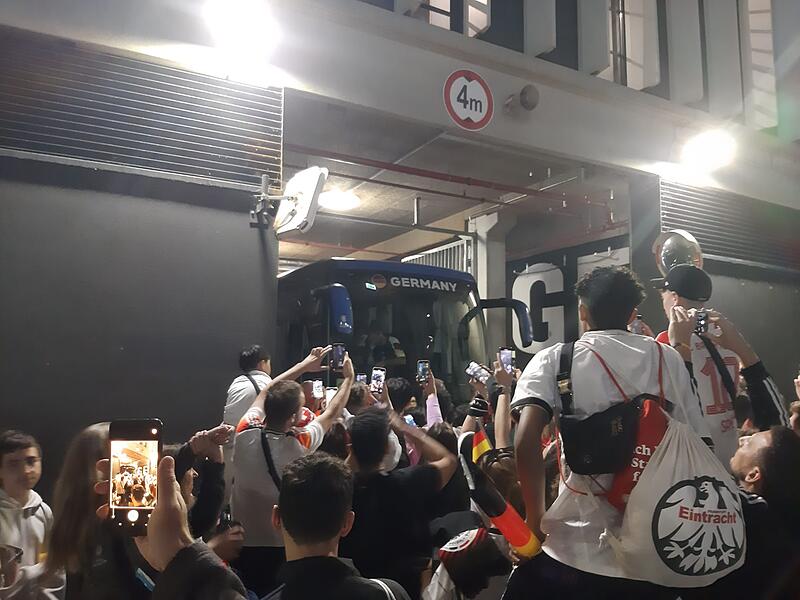 Fans haben sich vor dem deutschen Bus versammelt. Gleich fährt das DFB-Team aus Frankfurt zurück nach Herzogenaurach. Fans haben sich vor dem deutschen Bus versammelt. Gleich fährt das DFB-Team aus Frankfurt zurück nach Herzogenaurach.