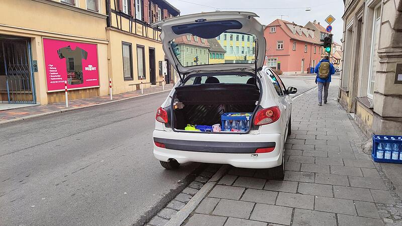 Nur mal eben kurz auf dem Gehsteig halten, um etwas auszuladen? Ist nicht erlaubt – egal wie breit der Gehsteig ist. Korrekt wäre das Halten auf der Straße. Ansonsten wird es gleich teuer.