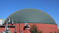 Die Biogasanlage erzeugt nicht nur große Mengen Strom, sondern auch Abwärme. Diese wird genutzt, um die ans Nahwärmenetz angeschlossenen Einwohner von Effelter das ganze Jahr mit Wärme zu versorgen.