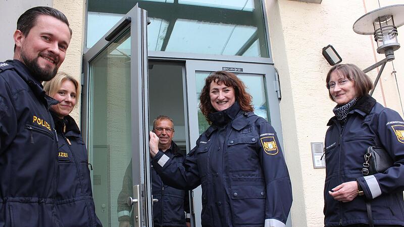 Drei von der Sicherheitswacht (von rechts: Sonja Lücke, Claudia Böhm und Thomas Wagner) mit dem Leiter der Polizeiinspektion Lichtenfels, Volker Püttner, und Polizeihauptmeisterin Monika Wagner (von links) Drei von der Sicherheitswacht (von rechts: Sonja Lücke, Claudia Böhm und Thomas Wagner) mit dem Leiter der Polizeiinspektion Lichtenfels, Volker Püttner, und Polizeihauptmeisterin Monika Wagner (von links)