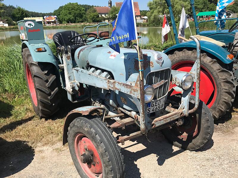 1000 Jahre Ailsbach: Die Oldtimer gl&auml;nzten und tuckerten um die Wette