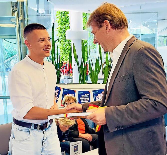 Lasse Bergrath nimmt die Glückwünsche von Landrat Hermann Ulm entgegen. Lasse Bergrath nimmt die Glückwünsche von Landrat Hermann Ulm entgegen.