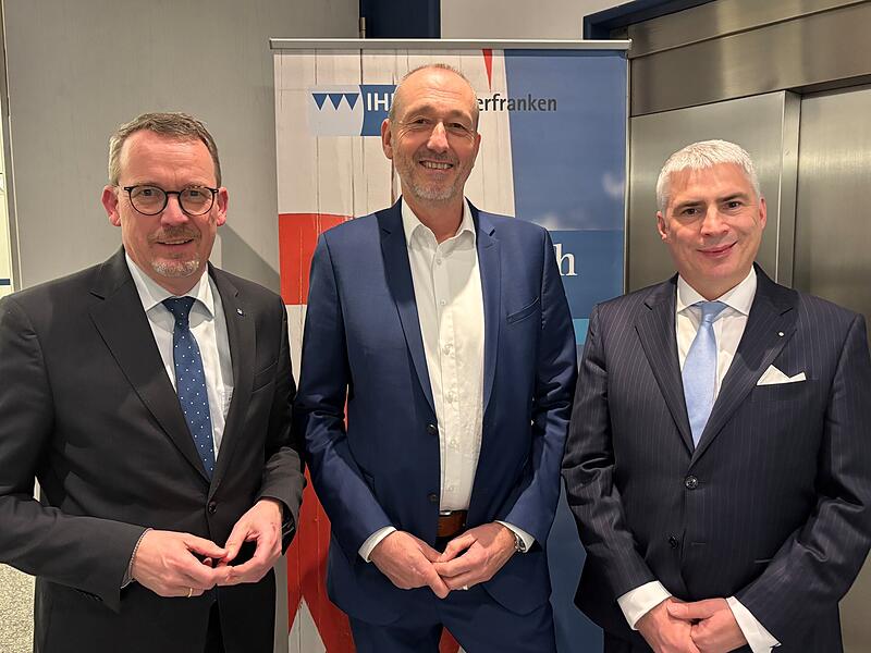 Vertritt k&uuml;nftig Kulmbach im Pr&auml;sidium der IHK f&uuml;r Oberfranken Bayreuth: Michael Otte (Mitte) mit IHK-Pr&auml;sident Michael Waasner (rechts) und IHK-Hauptgesch&auml;ftsf&uuml;hrer Wolfram Brehm.
