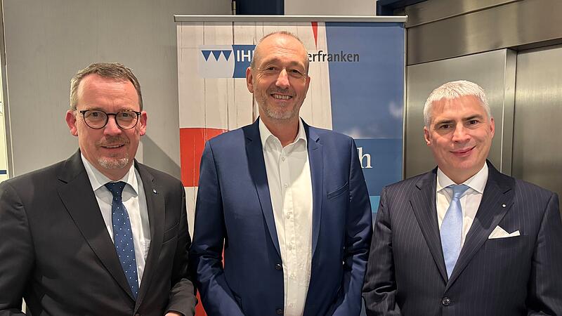 Vertritt k&uuml;nftig Kulmbach im Pr&auml;sidium der IHK f&uuml;r Oberfranken Bayreuth: Michael Otte (Mitte) mit IHK-Pr&auml;sident Michael Waasner (rechts) und IHK-Hauptgesch&auml;ftsf&uuml;hrer Wolfram Brehm.