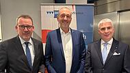 Vertritt k&uuml;nftig Kulmbach im Pr&auml;sidium der IHK f&uuml;r Oberfranken Bayreuth: Michael Otte (Mitte) mit IHK-Pr&auml;sident Michael Waasner (rechts) und IHK-Hauptgesch&auml;ftsf&uuml;hrer Wolfram Brehm.