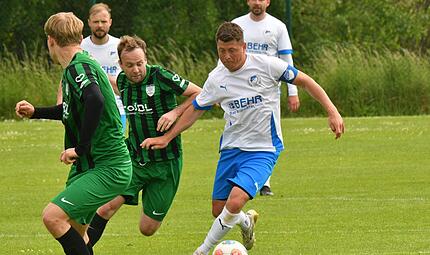 Der Rattelsdorfer Jeffry Stade (rechts) im Zweikampf mit dem Neukenrother Julian Kestel.