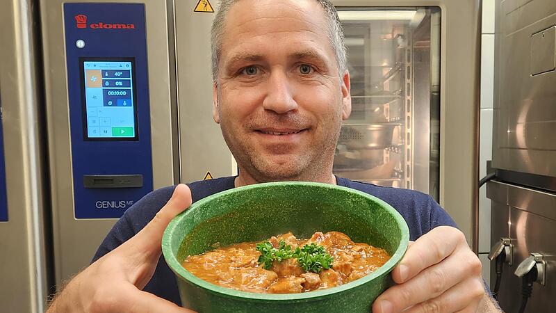 Mehrweg, statt Wegwerfmüll: Küchenchef Thilo Friedrich präsentiert den Transportbehälter, den das Gasthaus Göller in Zeil gegen Pfand abgibt.