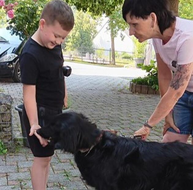 Hündin „Joy“ genießt ein Leckerli.
