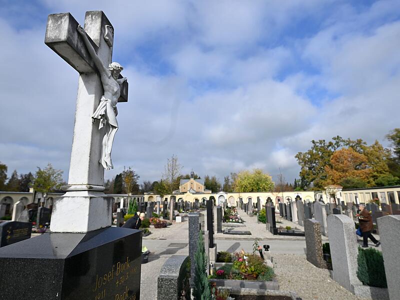 Friedhofsvorbereitungen vor Allerheiligen