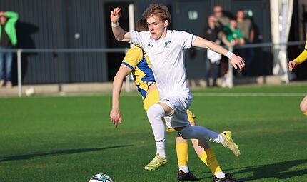 Nur durch ein Foulspiel von N&uuml;rnbergs Leis Husic kann Ben Volk (wei&szlig;) gestoppt werden.