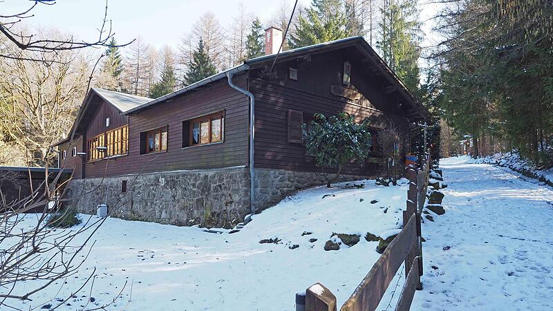 Die Arnoldhütte auf dem Neustadter Muppberg: Das beliebte Ausflugsziel ist seit 6. Februar „vorübergehend“ geschlossen. Wie lange „vorübergehend“ dauert, weiß der Verschönerungsverein nicht. Bislang hat sich der Verein vergebens um Auskünfte des P... Die Arnoldhütte auf dem Neustadter Muppberg: Das beliebte Ausflugsziel ist seit 6. Februar „vorübergehend“ geschlossen. Wie lange „vorübergehend“ dauert, weiß der Verschönerungsverein nicht. Bislang hat sich der Verein vergebens um Auskünfte des P...