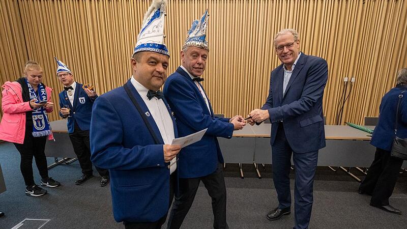 B&uuml;rgermeister German Hacker kann den Rathausschl&uuml;ssel nicht verteidigen.