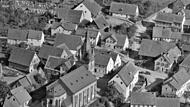 Leutenbach mit Kirche und Dorfstra&szlig;e, das Kr&auml;merhaus steht im rechten Drittel in der Mitte.Forchheim & Fr&auml;nkische Schweiz