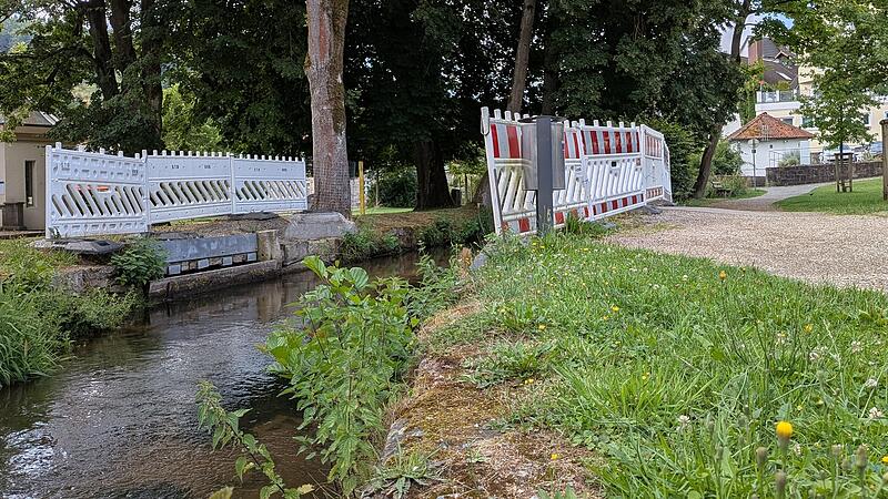 Die Fu&szlig;g&auml;ngerbr&uuml;cke im Siebener-Park wurde 2022. Jetzt steht eine Absperrung an der Stelle.