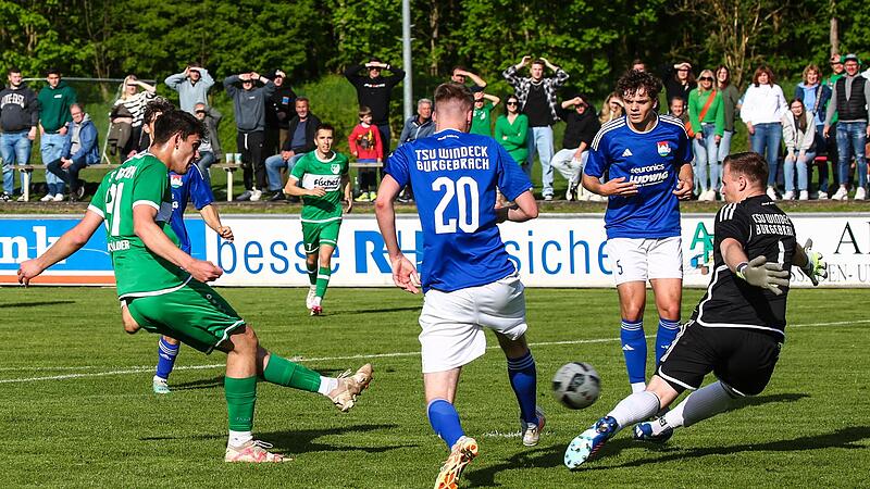 Die Entscheidung: Der eingewechselte Dustin Renk vom SV Friesen  (beim Schuss) gewinnt den Zweikampf gegen Jannik Denzler und &uuml;berwindet danach noch Burgebrachs Keeper Florian D&ouml;rnbrack.