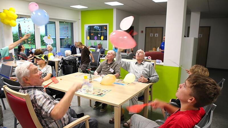 Das Fliegenklatschen-Tennis macht Sch&uuml;lern und Senioren gleicherma&szlig;en Spa&szlig;.