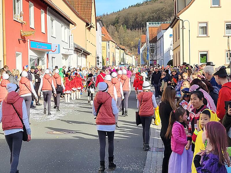 Viel los war am Faschingsdienstag, 4. März 2025, beim Faschingszug in Bad Brückenau.