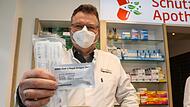 In manchen Forchheimer Apotheken gibt es die Antigen-Schnelltests für den Eigengebrauch bereits. So wie bei Georg Bayer, Inhaber der Schützenweg-Apotheke. Andere Forchheimer Apotheken, Drogeriemärkte und Supermärkte wollen bald nachziehen.Forchheim & Fränkische Schweiz