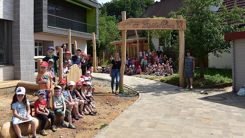 Die Kinder und ihre Erzieherinnen freuen sich &uuml;ber den neuen Krippengarten.Forchheim & Fr&auml;nkische Schweiz