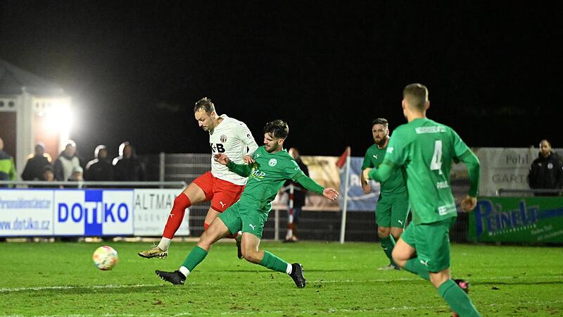 Sport Fu&szlig;ball Saison 2024 / 2025  Bayernliga Nord // 16. Spieltag am Dienstag 15.10.2024 Spielort Cham Kappenberger Sportzentrum  Kunstrasenplatz  Spielbeginn 19.30 h   ASV Cham gegen TSV Neudrossenfeld  Halbzeitergebnis   Jonas Larkow Andreas Kalteis