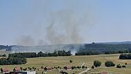 Kurz nach Entstehung des Brandes zeigt sich dieser Blick über das Übungsdorf „Reußendorf“. Am Horizont neben der Rauchsäule ist der Hubschrauber zu erkennen.