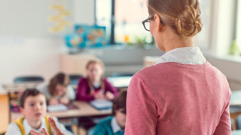 &bdquo;Stellen gibt es, aber die K&ouml;pfe fehlen.&ldquo; Voraussichtlich werden im kommenden Schuljahr noch mehr Studierende und Quereinsteiger an Grund- und Mittelschulen unterrichten.