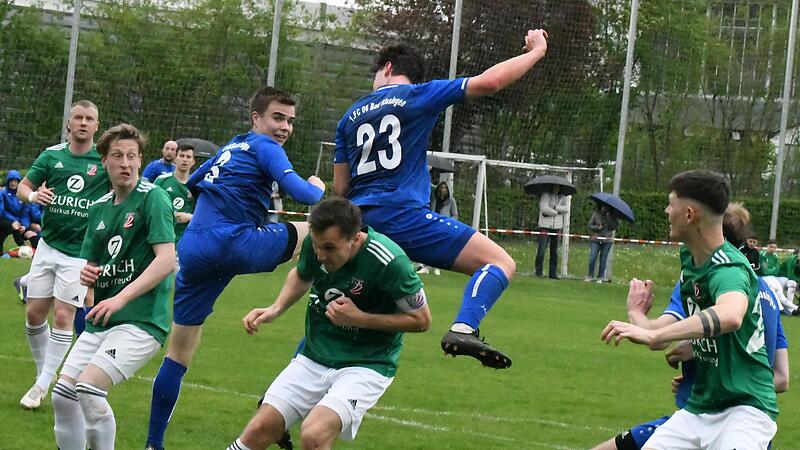Die K&ouml;rpersprache von Tizian Fella (links) und Cedric B&auml;&szlig;ler spricht hier eindeutig f&uuml;r den FC 06 Bad Kissingen. Arg beeindruckt zeigen sich jedenfalls die Abtswinder, die dennoch in diesem Bezirksliga-Spiel die drei Punkte aus dem Sportpark mitna...