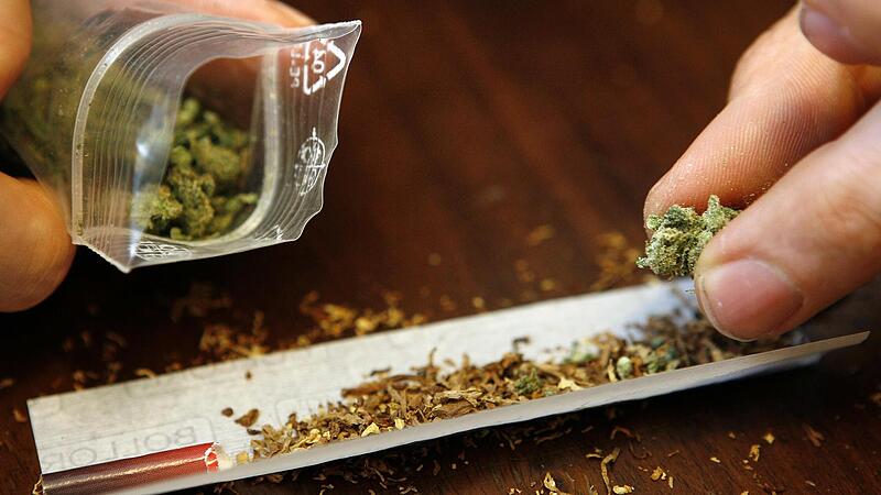 Das Handeln mit Marihuana und Haschisch (Bild) im Stadtgebiet von Höchstadt wird zwei Männern vorgeworfen, die sich derzeit vor Gericht dafür verantworten müssen. Das Handeln mit Marihuana und Haschisch (Bild) im Stadtgebiet von Höchstadt wird zwei Männern vorgeworfen, die sich derzeit vor Gericht dafür verantworten müssen.