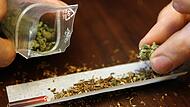 Das Handeln mit Marihuana und Haschisch (Bild) im Stadtgebiet von Höchstadt wird zwei Männern vorgeworfen, die sich derzeit vor Gericht dafür verantworten müssen. Das Handeln mit Marihuana und Haschisch (Bild) im Stadtgebiet von Höchstadt wird zwei Männern vorgeworfen, die sich derzeit vor Gericht dafür verantworten müssen.