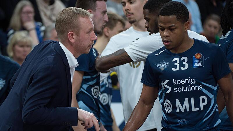 Hylke van der Zweep spricht in seiner Rolle als Aushilfs-Chefcoach im Spiel in Oldenburg mit Eric Washington.