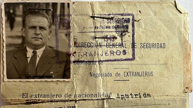 Als &bdquo;Staatenloser&ldquo;  erh&auml;lt Fritz Sch&ouml;nauer eine vor&uuml;bergehende Aufenthaltsbescheinigung in Spanien. 1940 ist er &uuml;ber die franz&ouml;sische  Grenze nach Navarra eingereist. Als Pseudonym verwendet er &bdquo;Fred Stark&ldquo;. Unter diesem Namen hat er auch 1940 einen Brief an seine Frau geschickt, der sie erst nach dem Krieg erreicht.