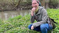 Katja Reith l&auml;sst sich frische Brennnesselspitzen schmecken.