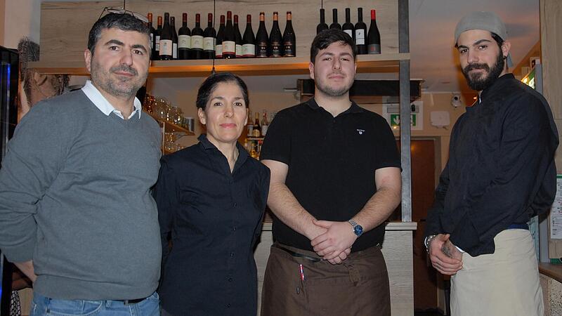 Serdar Güclü (von links), seine Frau Kiymet sowie die Söhne Umut und Sidar empfangen ihre Gäste in der Schlemmerei in der Kitzinger Marktstraße. Serdar Güclü (von links), seine Frau Kiymet sowie die Söhne Umut und Sidar empfangen ihre Gäste in der Schlemmerei in der Kitzinger Marktstraße. 
