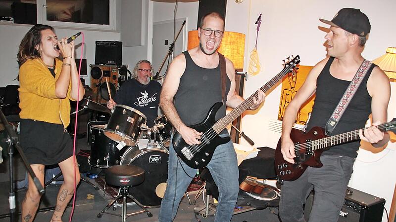 Wenn (von links) Una Langer, Andi Herold, Sebastian Schmitt und Marco Hoffmann musizieren, dann geht es intensiv zu.