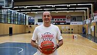 Nach seiner Rücken-Operation  war Karsten Tadda nur als Besucher zu Gast im Trainingscenter von Brose Bamberg in Strullendorf.