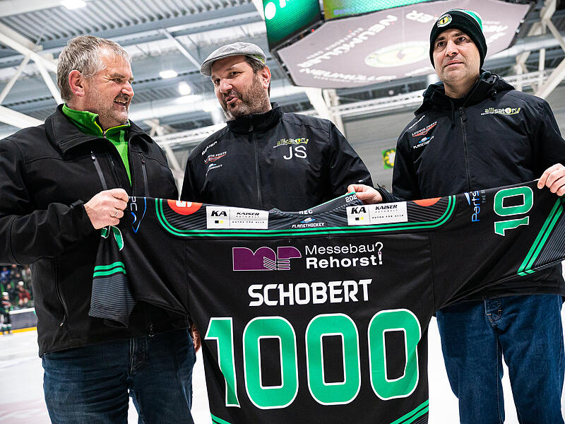 J&ouml;rg Schobert (Mitte) wird f&uuml;r sein 1000 Spiel an der Seite des H&ouml;chstadter EC geehrt. Das besondere Trikot der Alligators &uuml;berreichen ihm Manfred Rehorst (Vizepr&auml;sident, li.) und Martin M&uuml;ller (Pr&auml;sident).