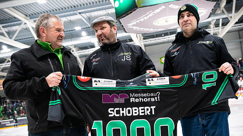 J&ouml;rg Schobert (Mitte) wird f&uuml;r sein 1000 Spiel an der Seite des H&ouml;chstadter EC geehrt. Das besondere Trikot der Alligators &uuml;berreichen ihm Manfred Rehorst (Vizepr&auml;sident, li.) und Martin M&uuml;ller (Pr&auml;sident).