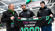 J&ouml;rg Schobert (Mitte) wird f&uuml;r sein 1000 Spiel an der Seite des H&ouml;chstadter EC geehrt. Das besondere Trikot der Alligators &uuml;berreichen ihm Manfred Rehorst (Vizepr&auml;sident, li.) und Martin M&uuml;ller (Pr&auml;sident).