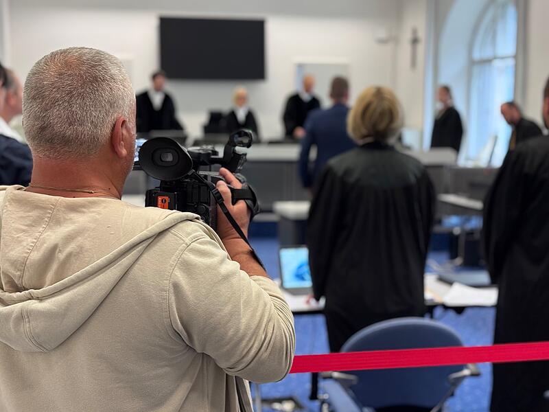Kamerateam des bulgarischen Staatsfernsehens beim Katina-K-Prozess.