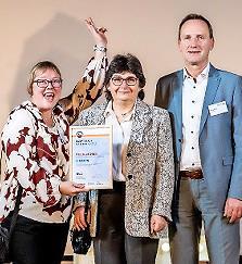 Iris Beuerlein-Gehring (von links), Elisabeth Müller-Förtsch und Bürgermeister Michael Ziegler bei der Preisverleihung.