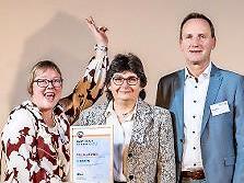 Iris Beuerlein-Gehring (von links), Elisabeth Müller-Förtsch und Bürgermeister Michael Ziegler bei der Preisverleihung.